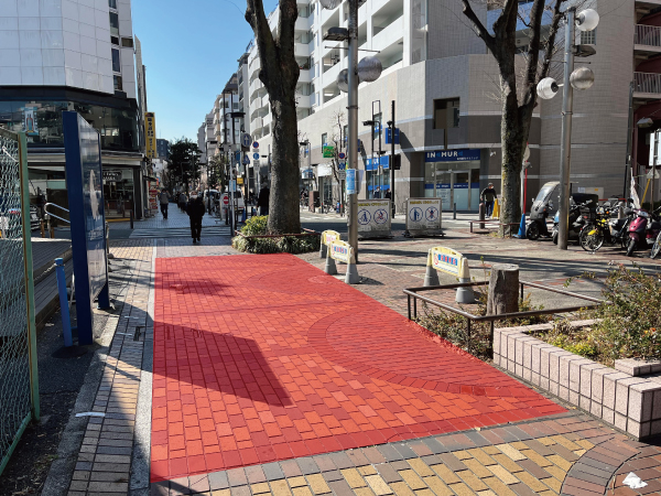 CROSS STREET前の写真