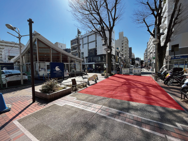 CROSS STREET前の写真