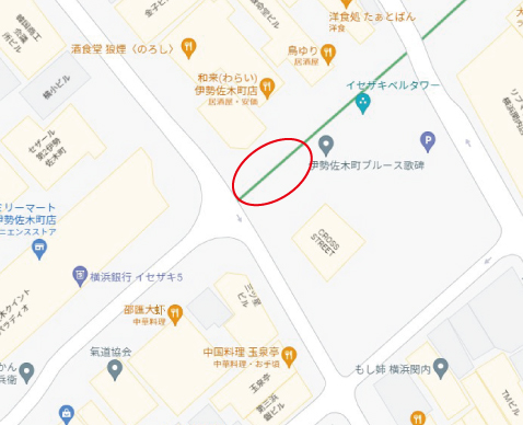 CROSS STREET前の写真